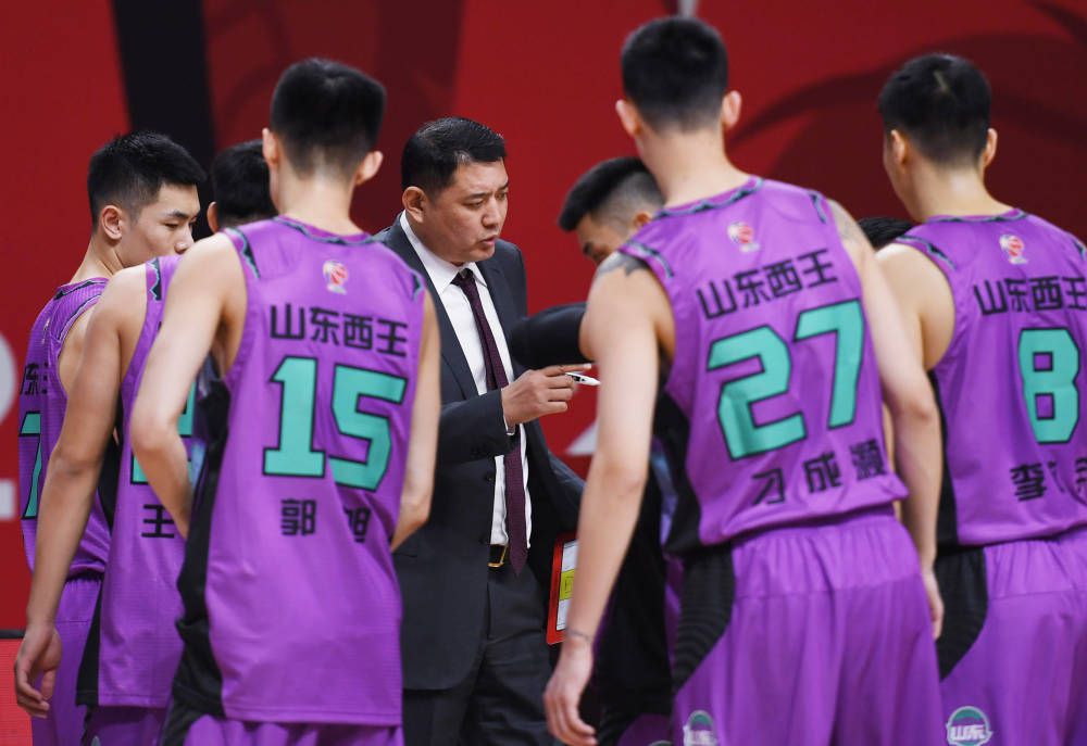 显然，在客场比赛时这并不容易，球迷们会鼓励主队。